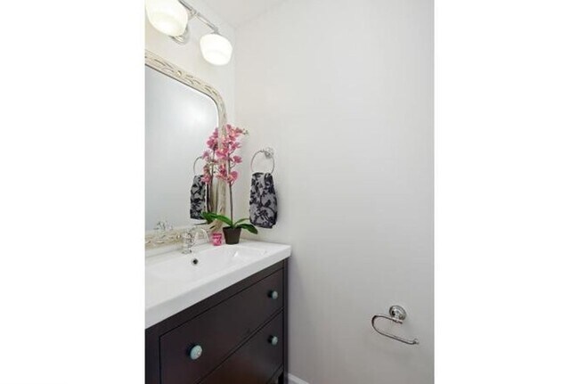 Foto del edificio - Summertime Move-in - Beautiful 2-bedroom Townhouse w/ Yard/Roofdeck in East Passyunk!