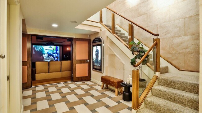 Foto del edificio - Downtown HB Furnished Flexible Term Rental