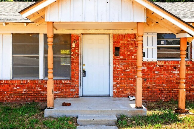 Building Photo - 1004 Lotus Ave