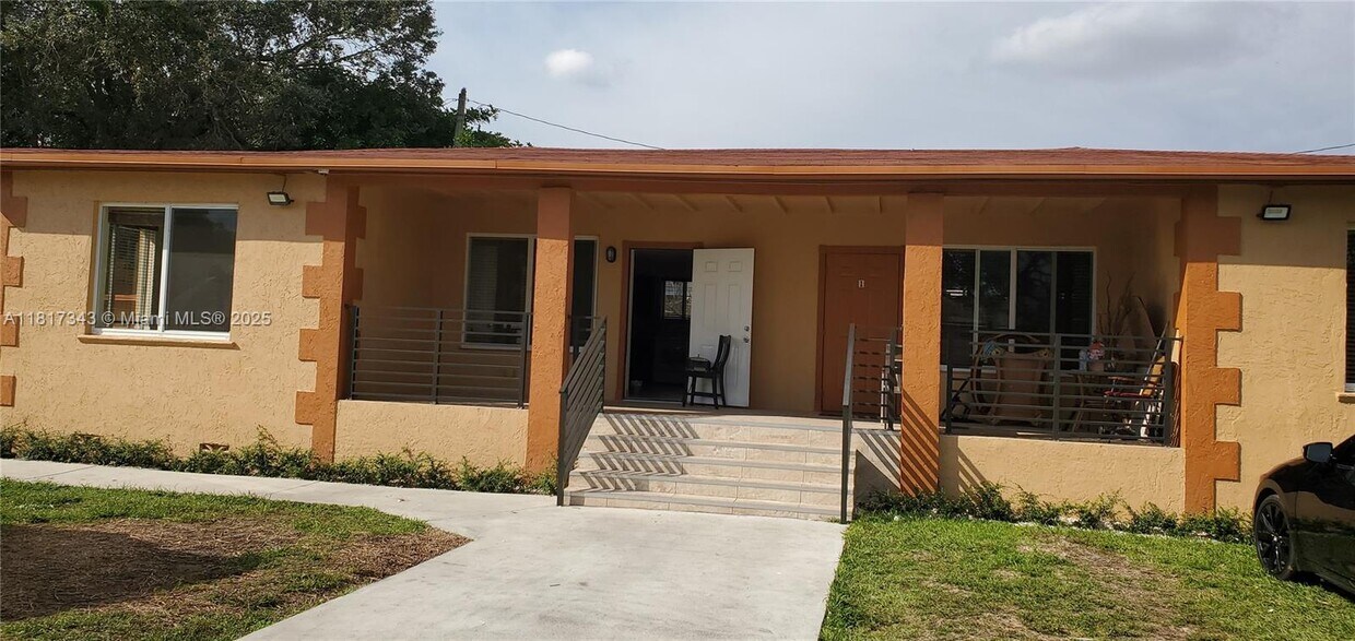 Foto principal - 1740 NE 148th St