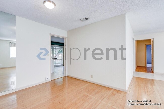 Building Photo - 125 Green Tree Dr