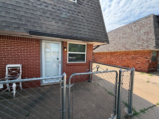 Building Photo - 2 bedroom 1.5 bath duplex - Edmond Schools- August Move In