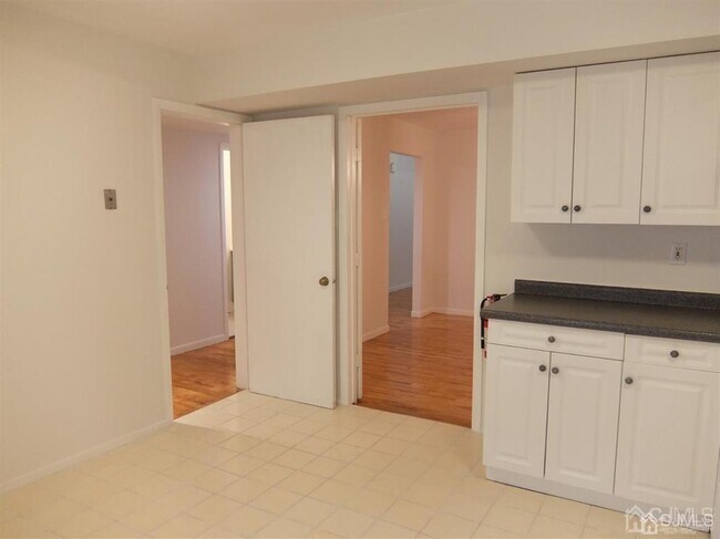 Building Photo - 35 Sayre Dr