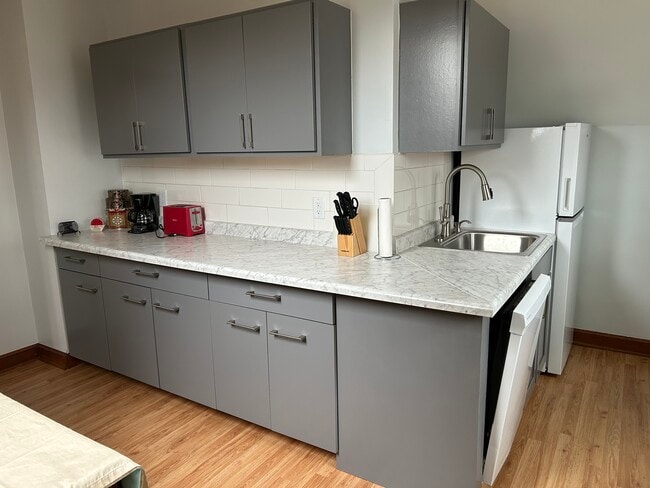 Loads of counterspace - 749 Hawthorne Ave E