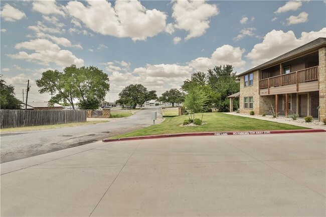 Building Photo - 209 Shady Grove Dr