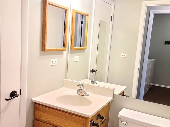 Foto del edificio - 221 Hawthorne Ct