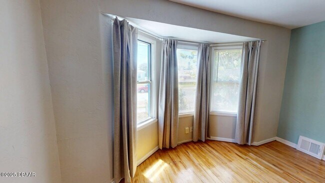 Foto del edificio - 425 Wisteria Rd