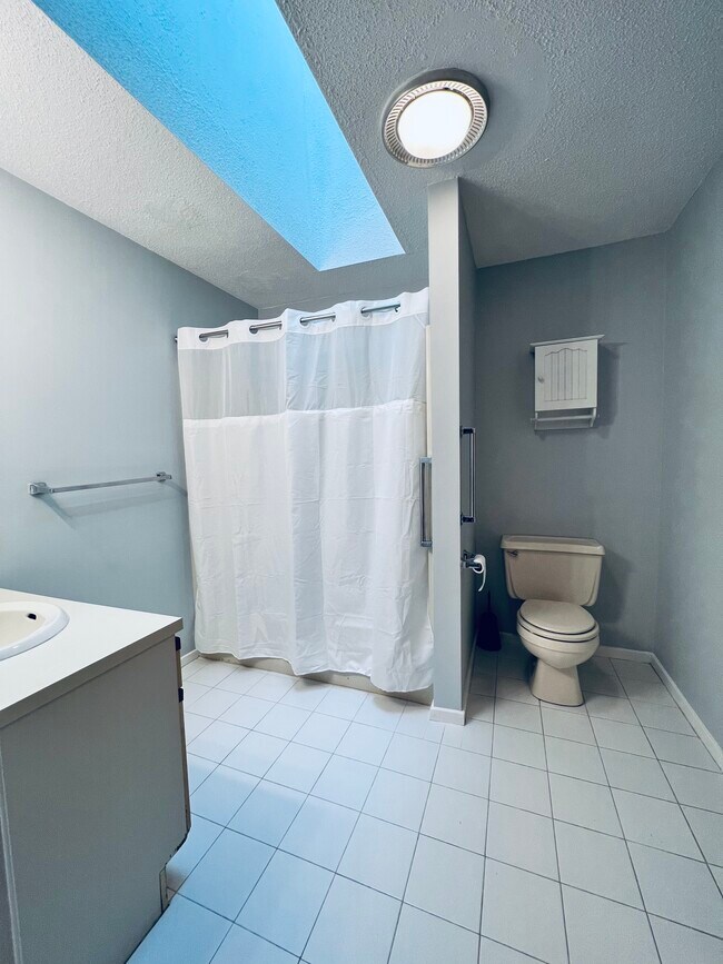 24 Stenton Ave Unit 303, Providence, RI 02906 Condo for Rent in