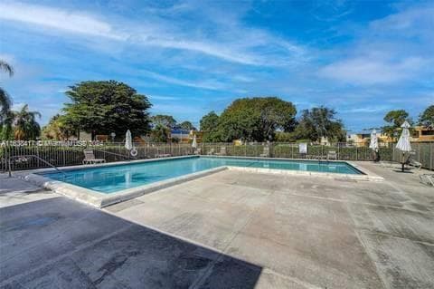 Foto del edificio - 165 Lakeview Dr