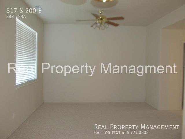 Building Photo - 3 Bedroom Townhome in Smithfield.  Availab...