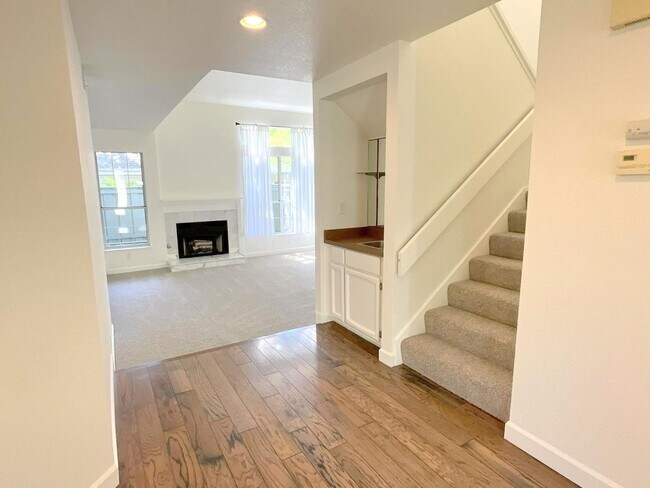 Foto del edificio - Wonderful Townhome In Walnut Creek Near He...