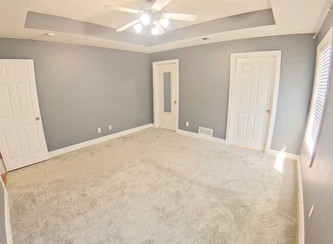 Foto del edificio - Fenced In Yard + Pet Friendly + Bonus Storage Shed + Stainless Steel Appliances + Washer & Dryer ...
