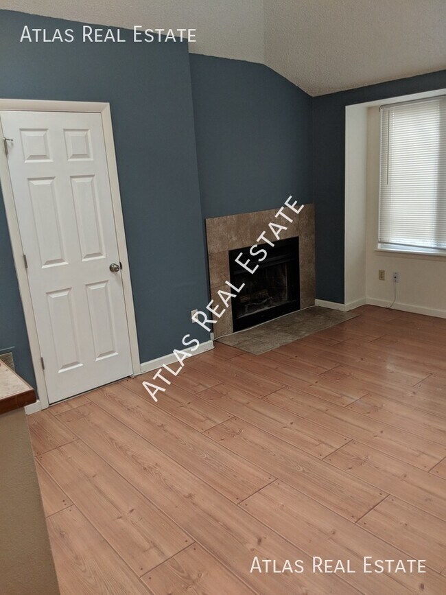 Building Photo - Ready now: 2 bed 1 Bath with Garage and To...