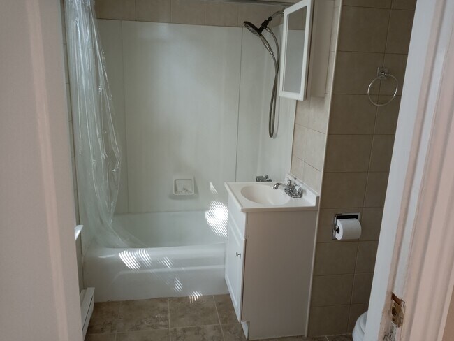 Bathroom - 1111 Hart St