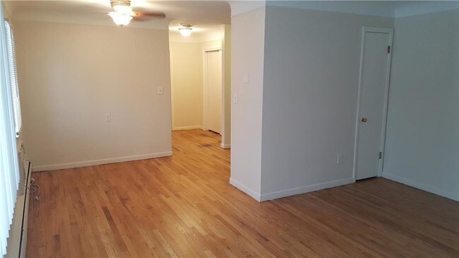 Building Photo - 327 Lysander St