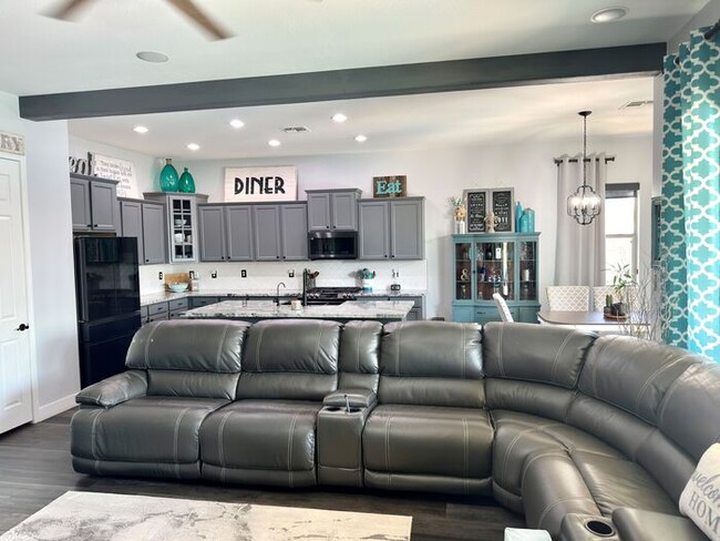 Building Photo - Estrella Mountain Ranch with Resort-style ...