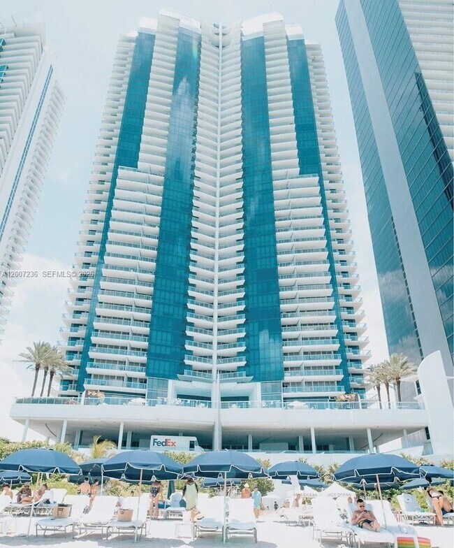 Foto del edificio - 17121 Collins Ave