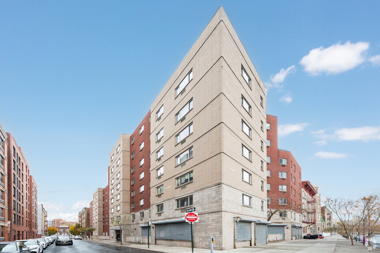 Fotografía del edificio - Crotona Senior Apartments