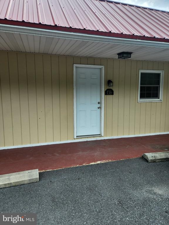 Building Photo - 9349 Valley Rd