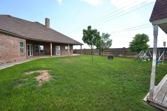 Building Photo - 4 Bedroom 3 Bathroom Home is Llano Estates!