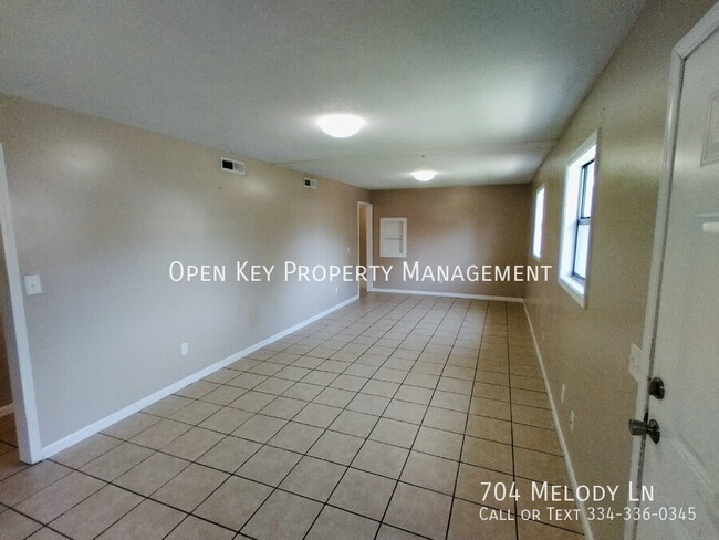 Foto del edificio - 704 Melody Ln