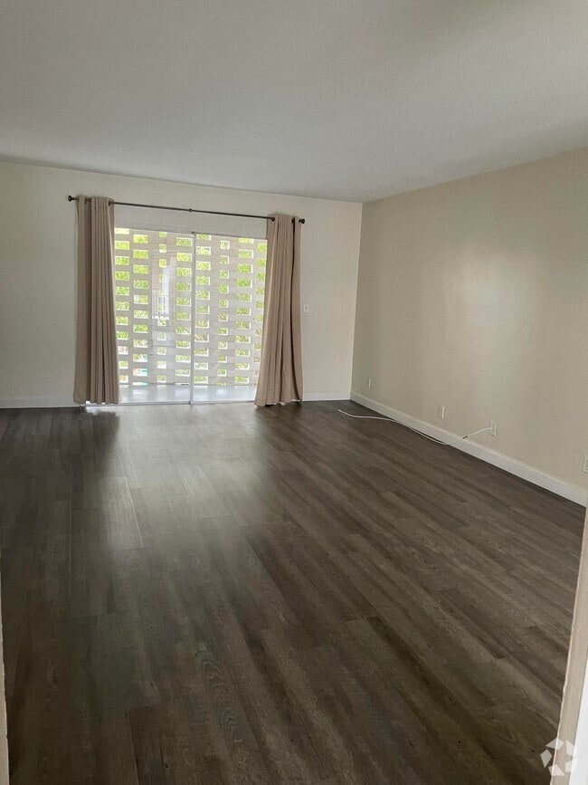 Building Photo - 1500 Crescent Cir
