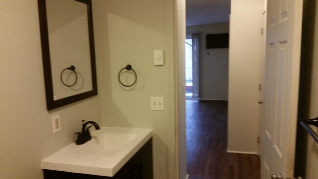 Building Photo - 56 Edgeworth St