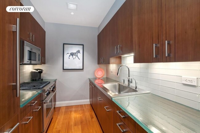 Building Photo - 33 W 56th St