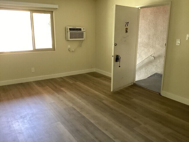 Foto del edificio - 4324 Mammoth Ave LLC