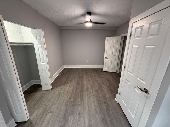 Foto del edificio - 215 W Walnut Ln