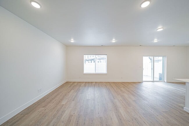 Building Photo - Charming New Townhome in Rigby