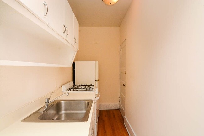 Building Photo - 938 W Cornelia Ave