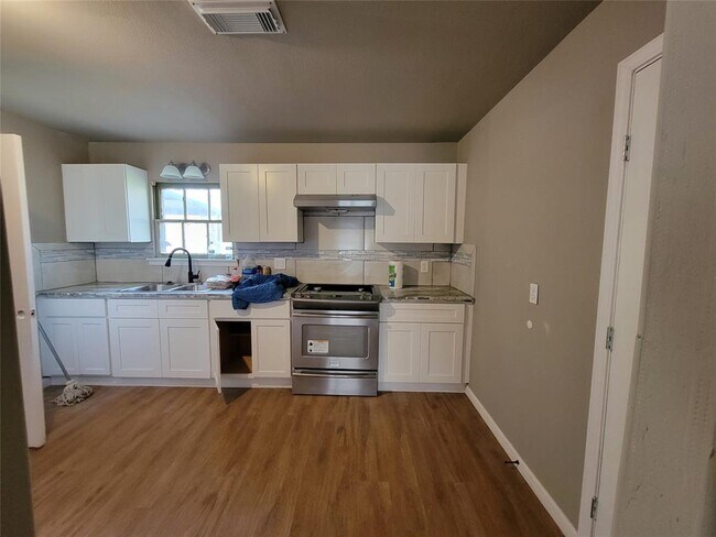 Building Photo - 5115 Enyart St