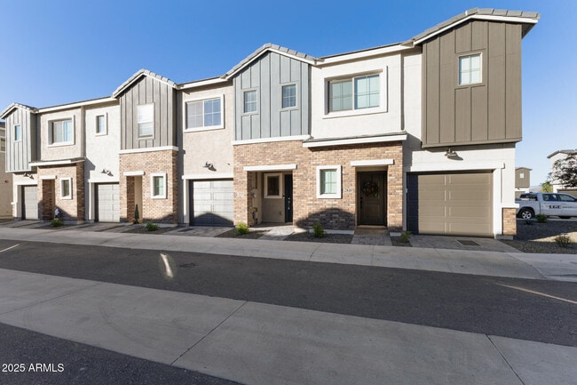 Building Photo - 2820 W White Feather Ln