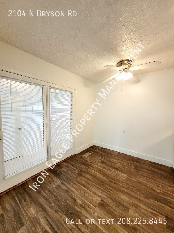 Foto del edificio - 2104 N Bryson Rd