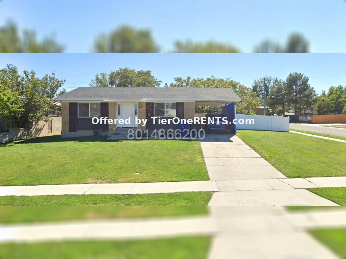 Foto principal - Charming 4-Bedroom Home with Hardwood Floo...