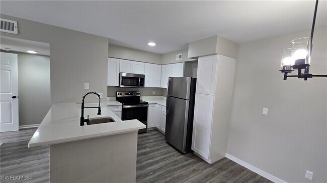 Foto del edificio - 13545 Eagle Ridge Dr