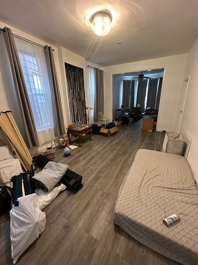 Living Room - 825 S Laflin St