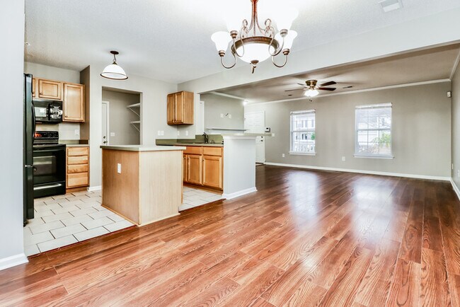 Foto del edificio - Lovely two story 3 bedroom home