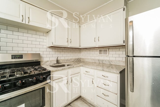 Building Photo - The living is easy in this 3 bedroom, 1 bathroom townhome