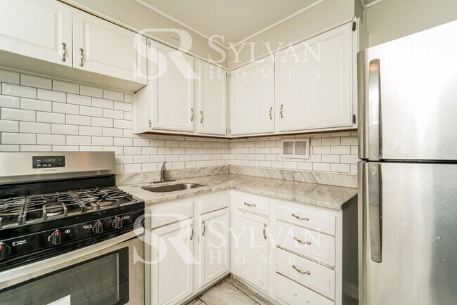 Foto del edificio - The living is easy in this 3 bedroom, 1 bathroom townhome