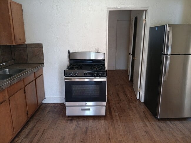Building Photo - 2 bedroom, 1 bath Close to University!