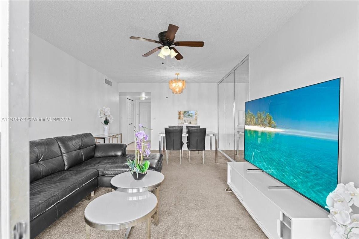 Foto principal - 8345 Sunrise Lakes Blvd
