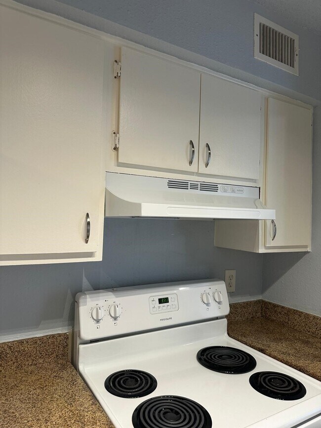 Building Photo - 2800 Jeanetta St