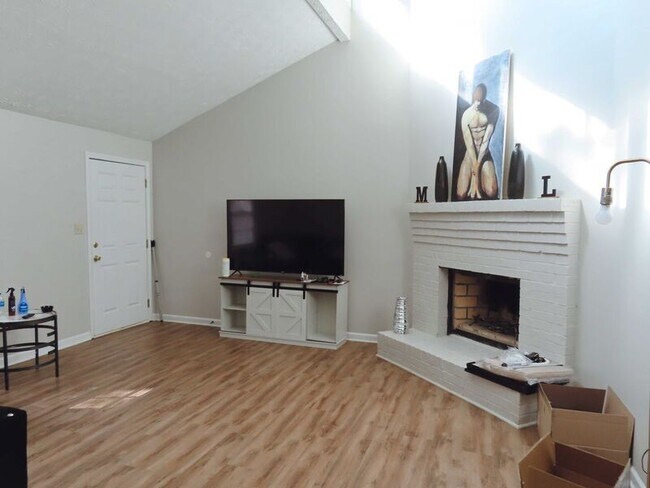 Foto del edificio - 402 Freeman Dr