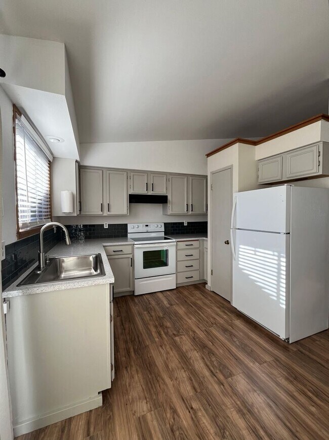 Foto del edificio - Now renting 2 bedroom Duplex  half-off the first month of rent