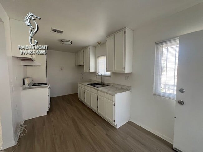 Building Photo - 242