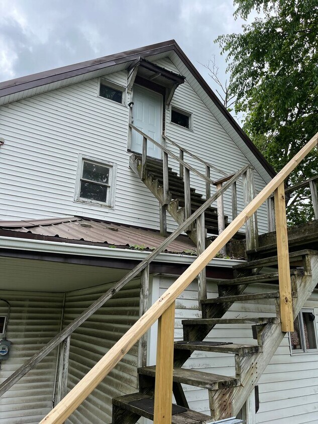 153 McDowell Ave Unit Apt 3, Steubenville, OH 43952 Room for Rent in