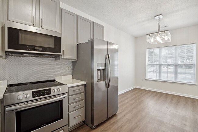 Foto del edificio - 3 Bedroom Townhome in Raleigh