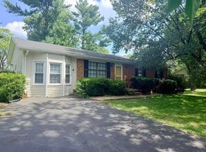 Building Photo - 806 Shawnee Way
